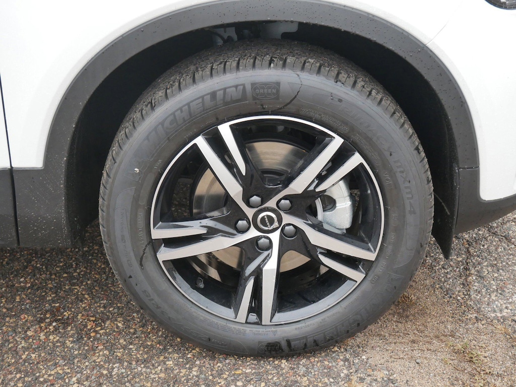 New 2026 Volvo XC40 B5 Core SUV