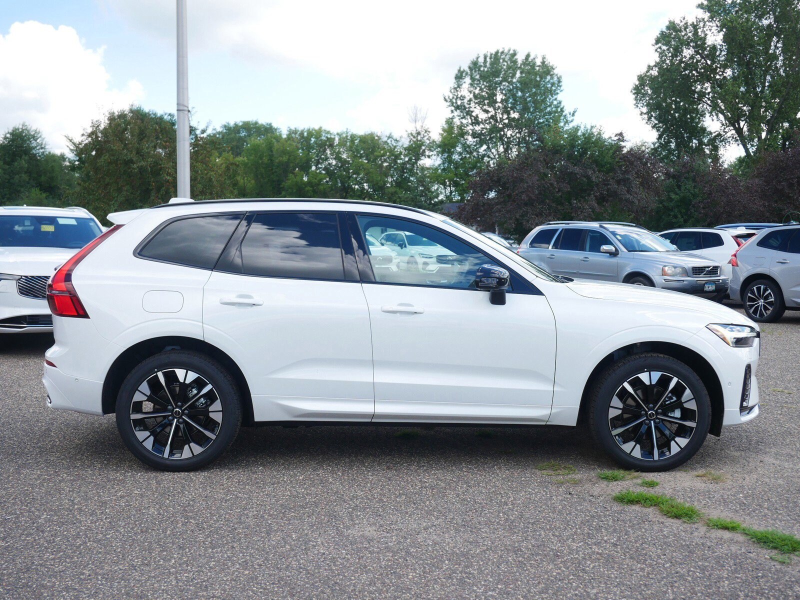 2026 Volvo XC60 B5 Plus photo 2
