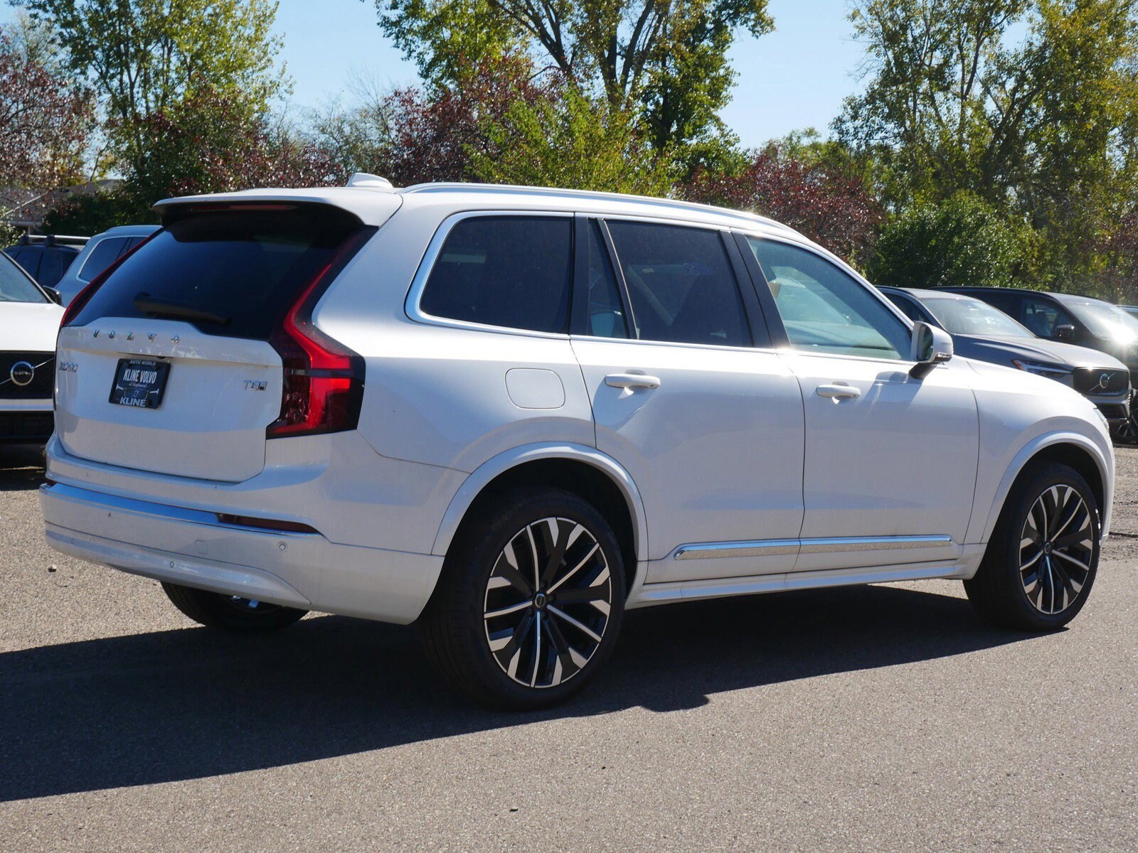 2025 Volvo XC90 T8 Core photo 2