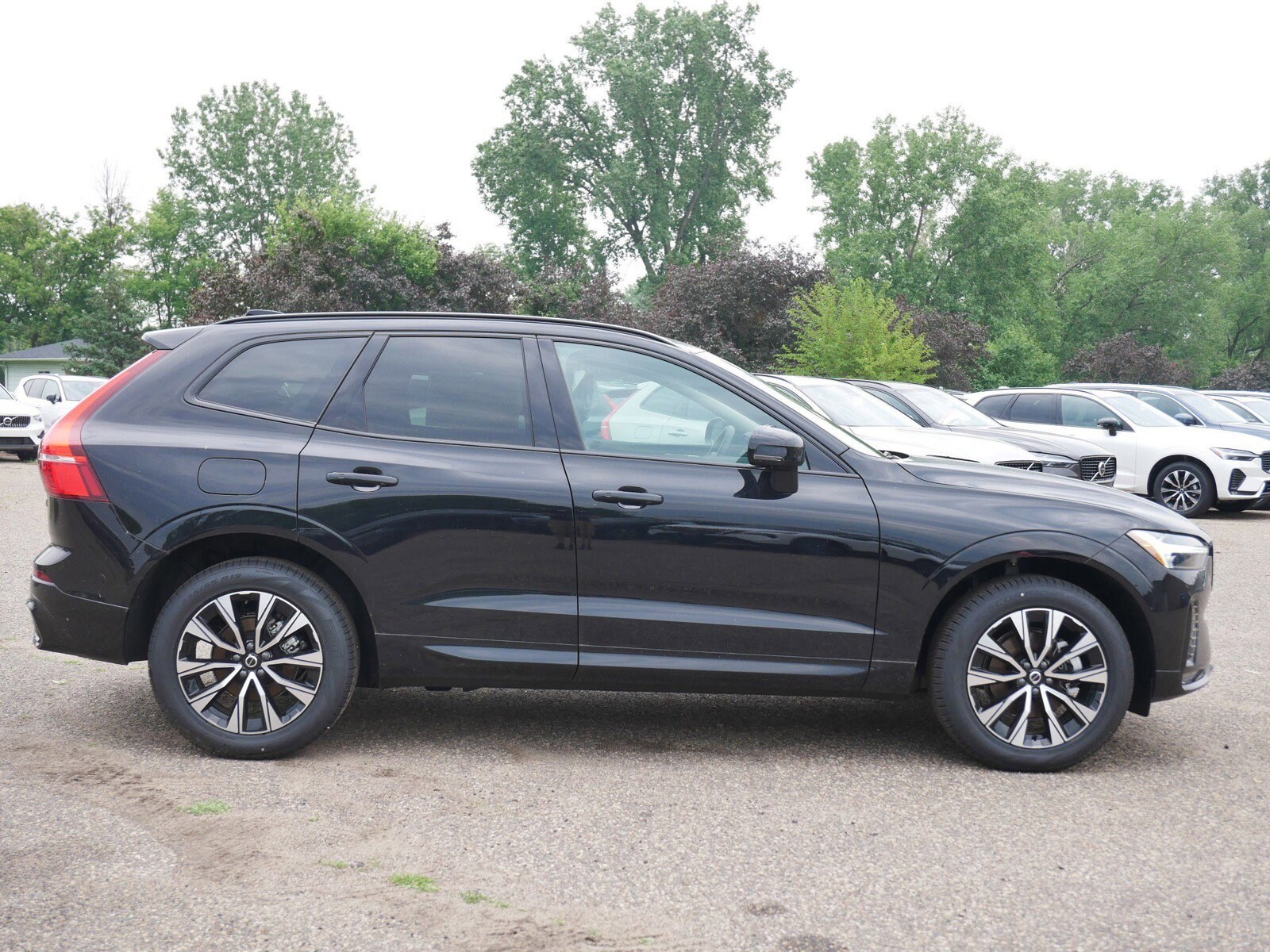 2025 Volvo XC60 B5 Core photo 2
