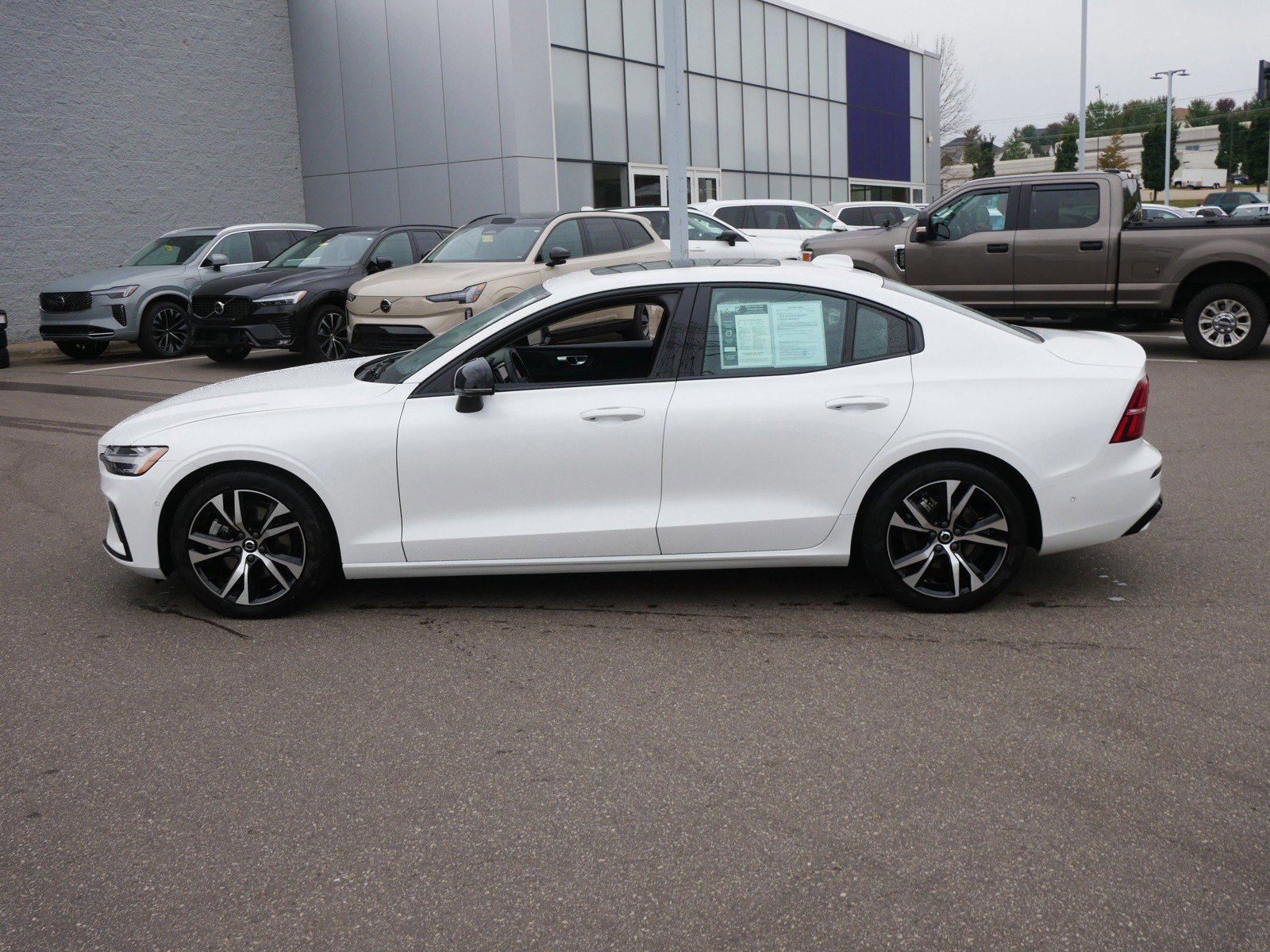 2024 Volvo S60 B5 AWD Plus photo 4