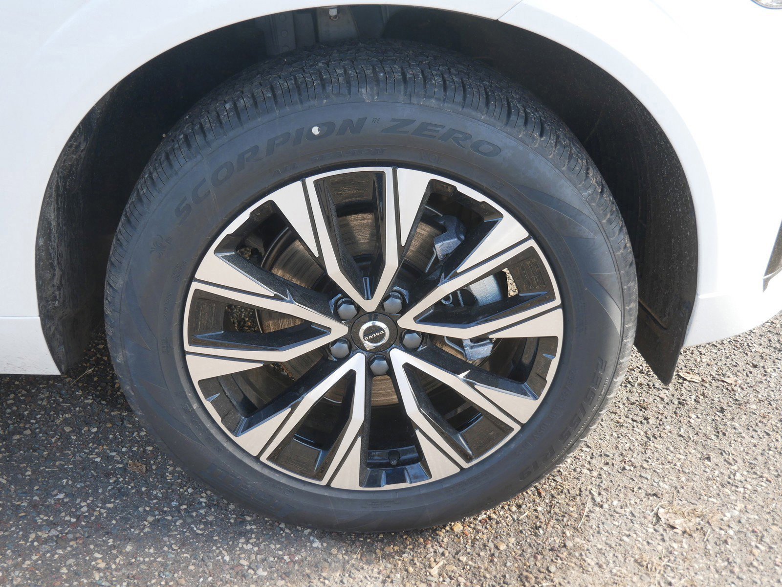 2025 Volvo XC60 B5 Core photo 4