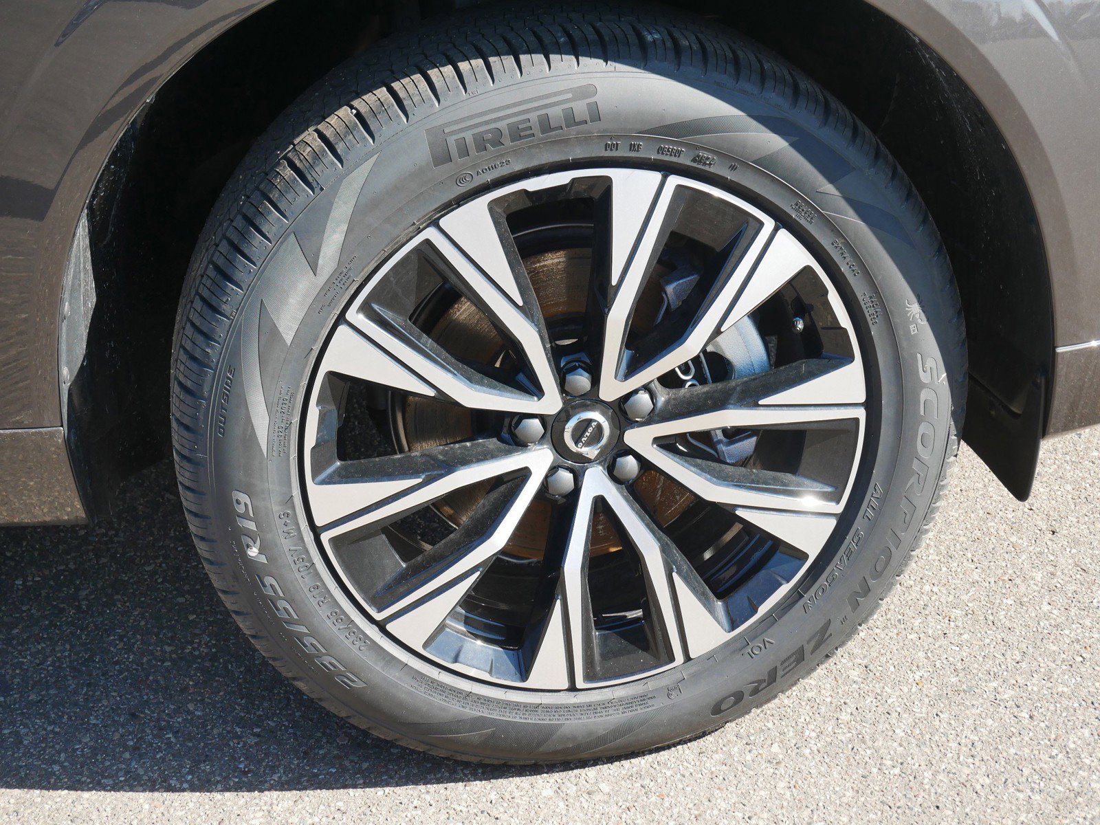 2025 Volvo XC60 B5 Core photo 4