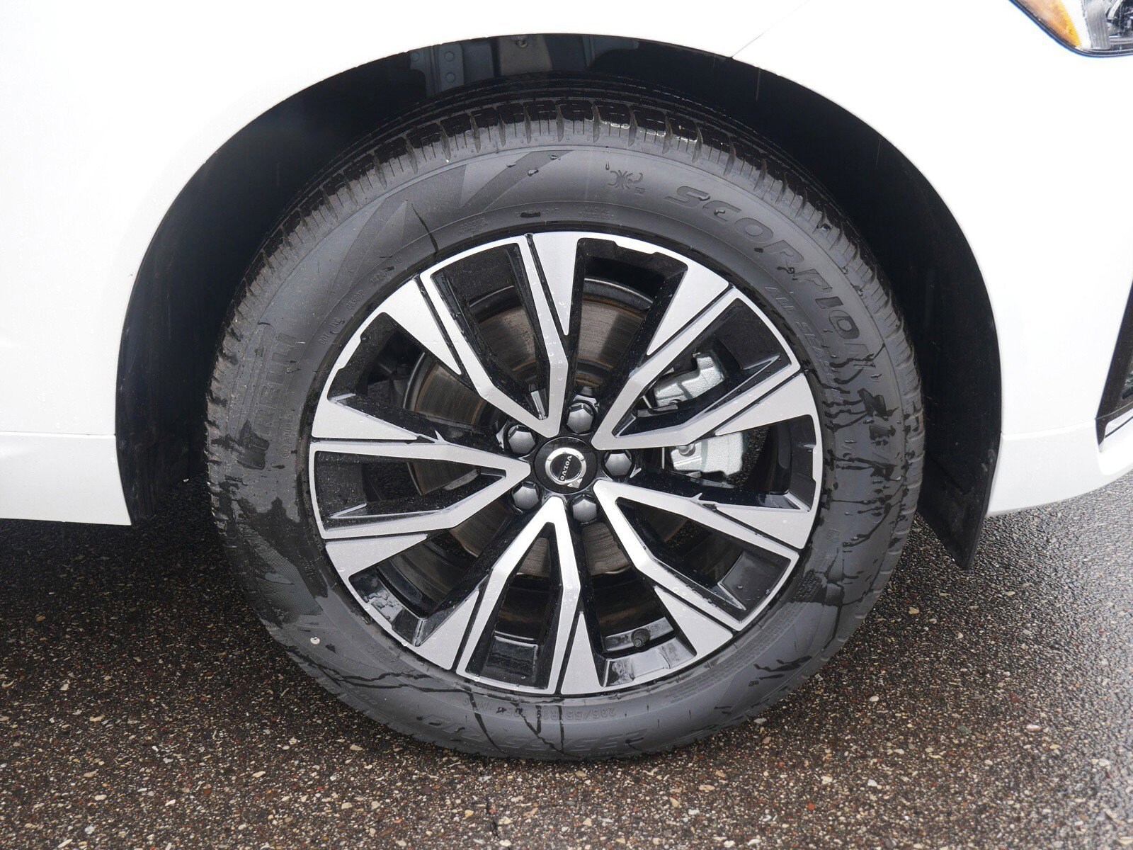 2025 Volvo XC60 B5 Core photo 2