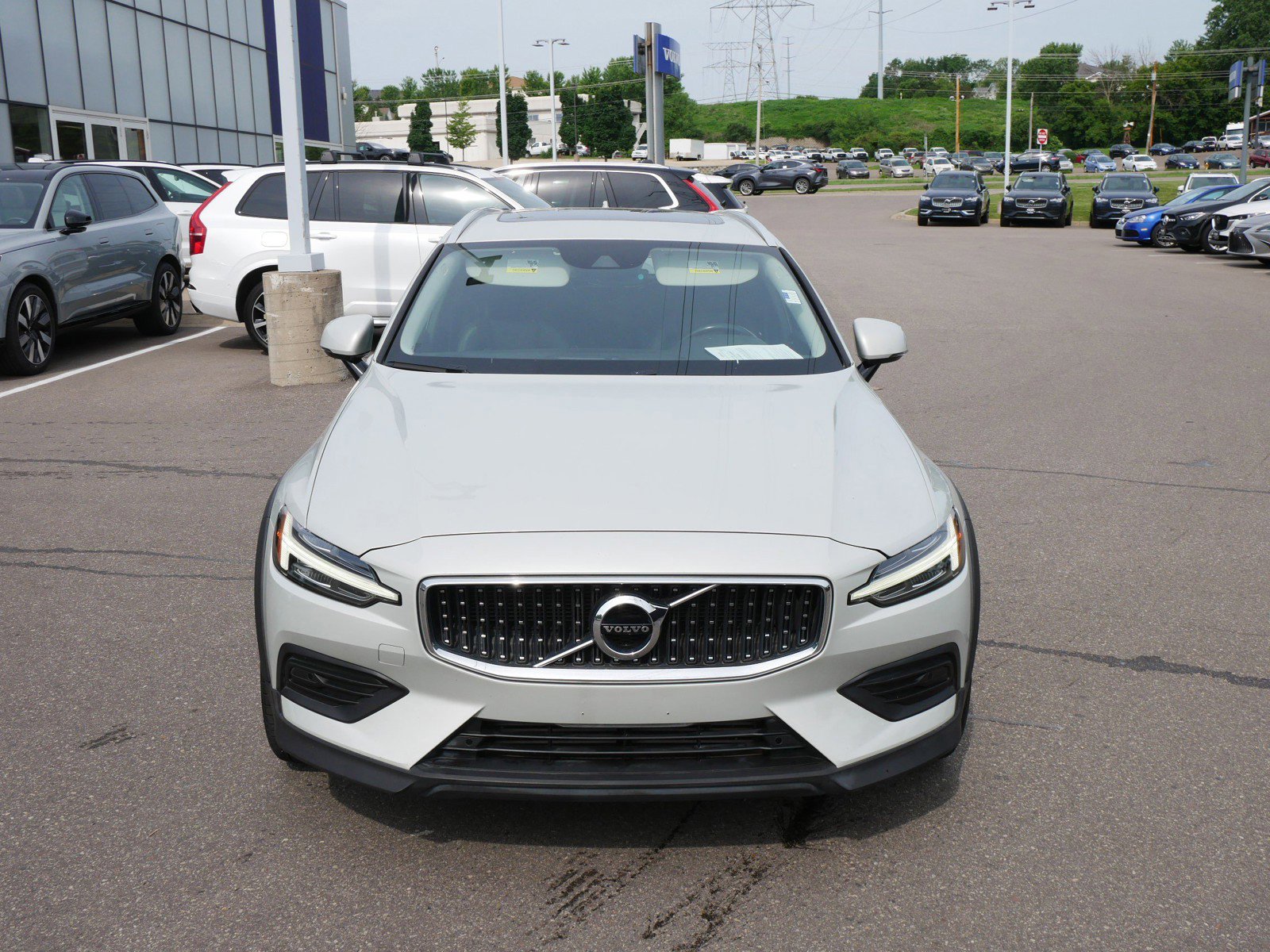 Used 2020 Volvo V60 Cross Country Base with VIN YV4102WK6L1037381 for sale in Maplewood, Minnesota