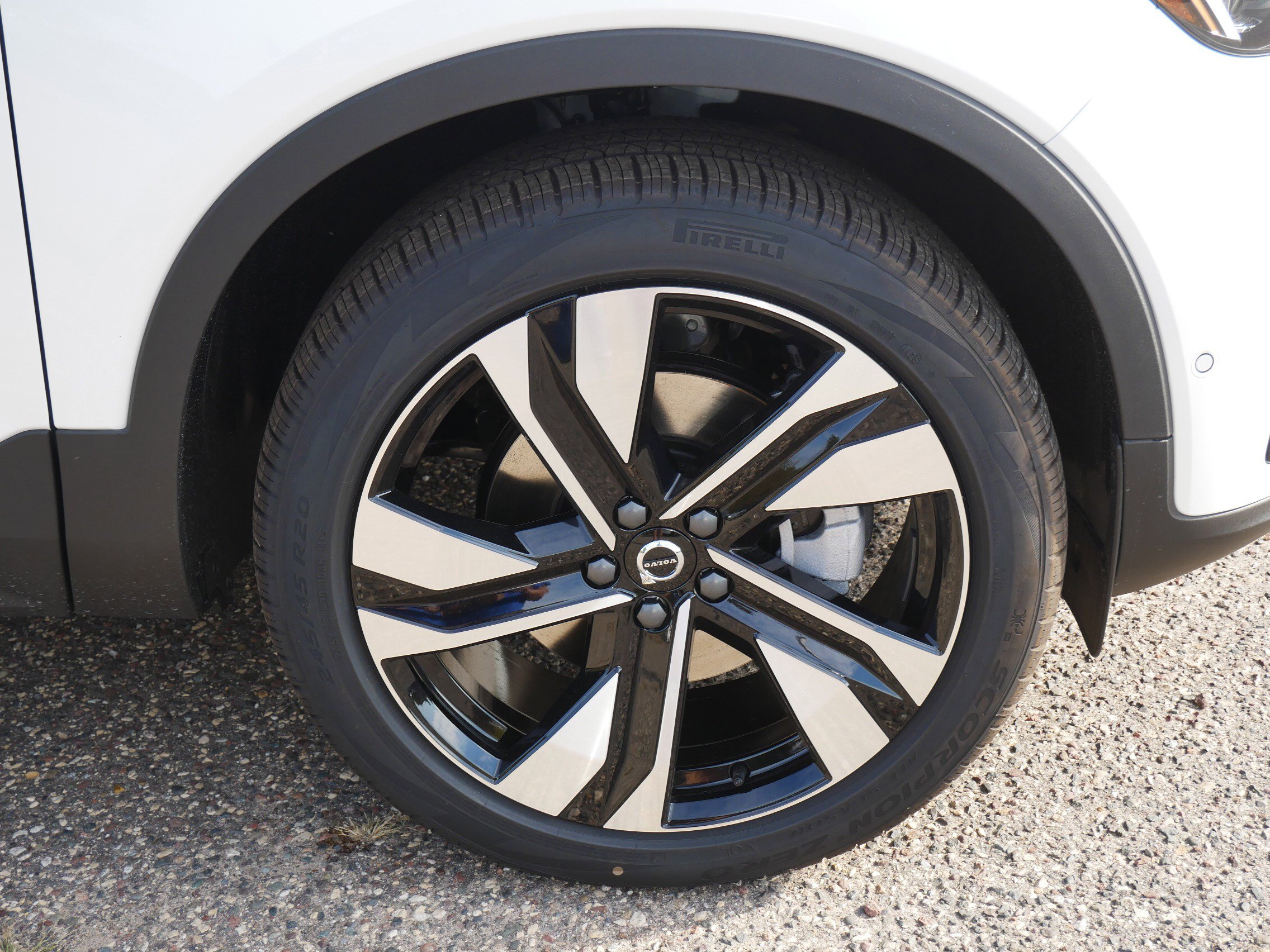 2026 Volvo XC40 photo 2