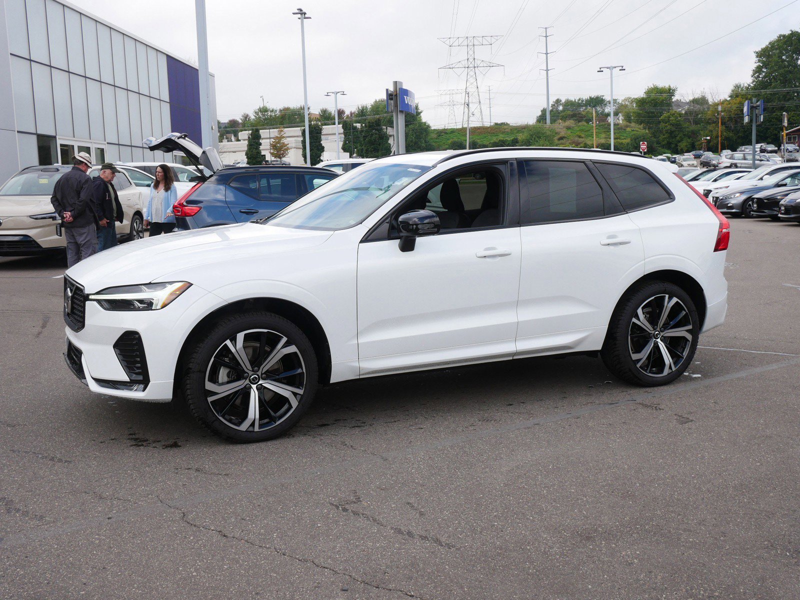 2022 Volvo XC60 R-Design photo 2