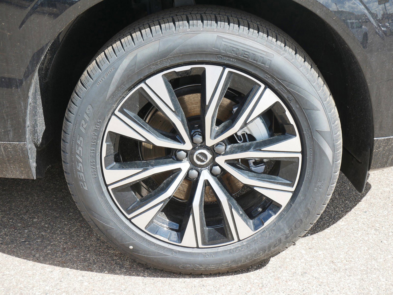 2025 Volvo XC60 B5 Core photo 4