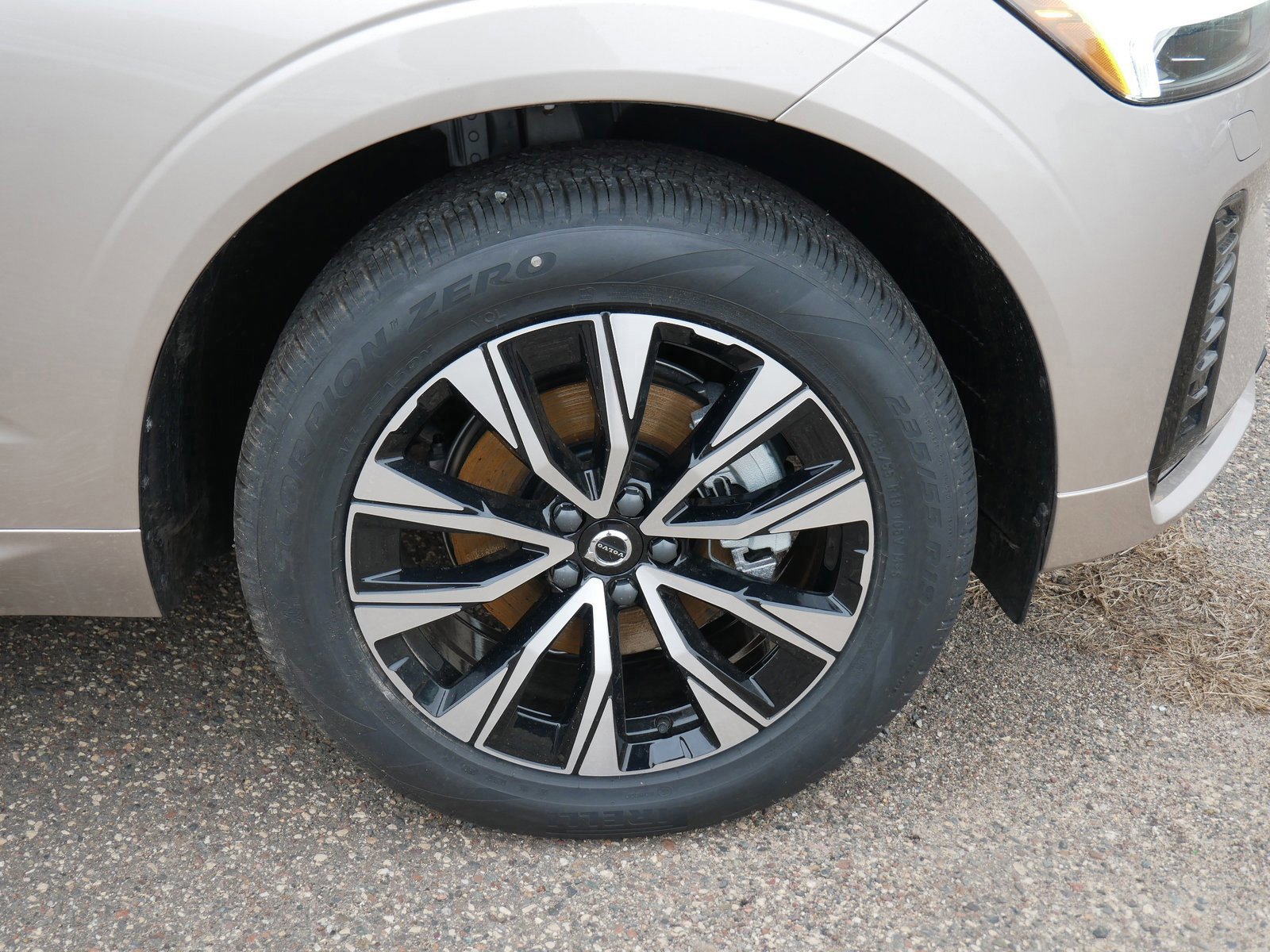 2025 Volvo XC60 B5 Core photo 3