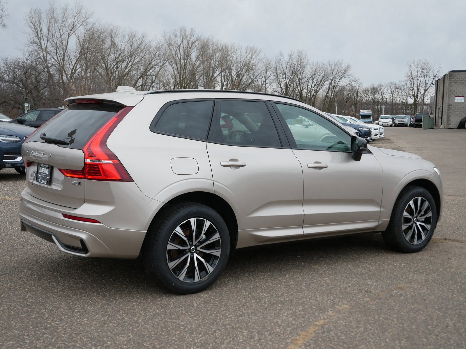 2025 Volvo XC60 B5 Core photo 2