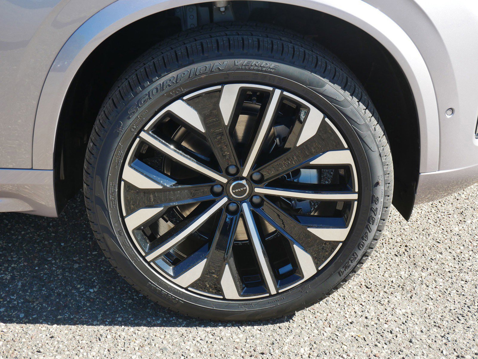 2026 Volvo XC90 B5 Plus photo 4