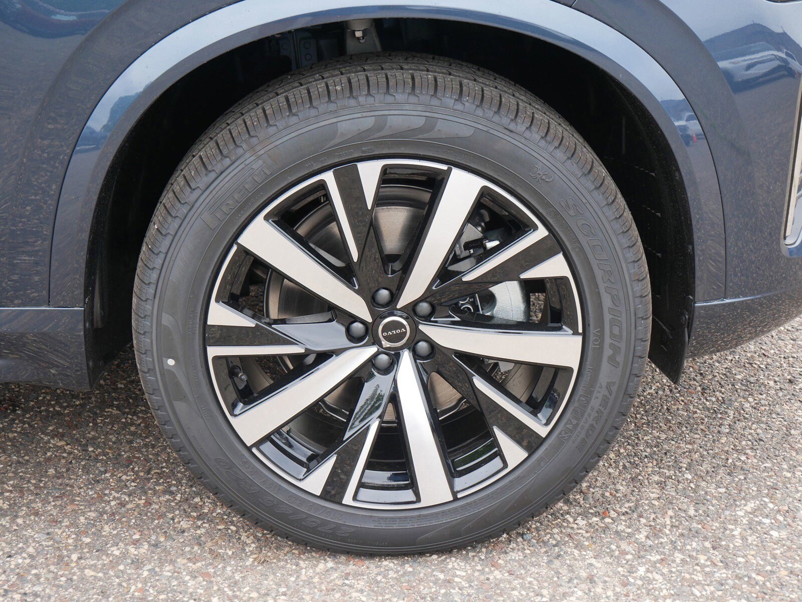 2025 Volvo XC90 Core photo 4