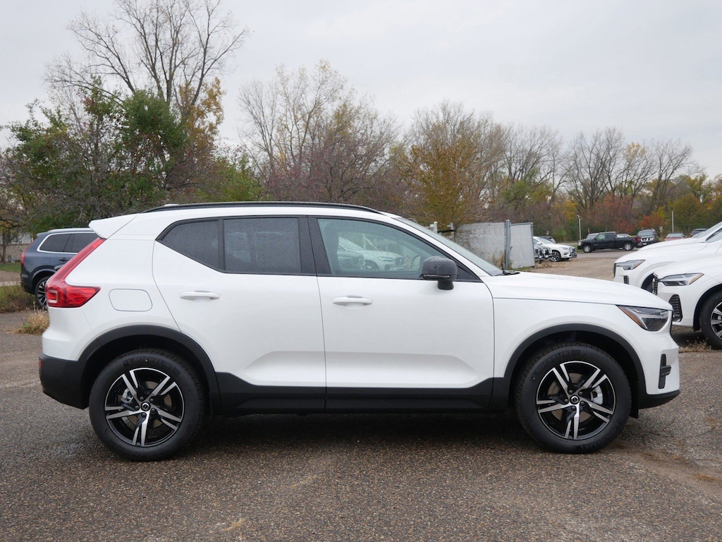 New 2026 Volvo XC40 B5 Core SUV