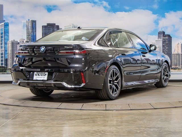 2025 BMW 7 Series 750e - Photo 8