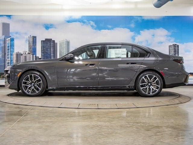 2026 BMW 7 Series 750e - Photo 6