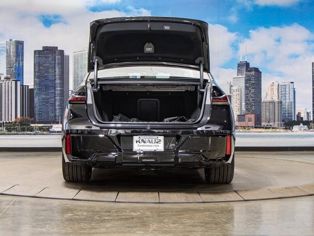 2025 BMW 7 Series 750e - Photo 12