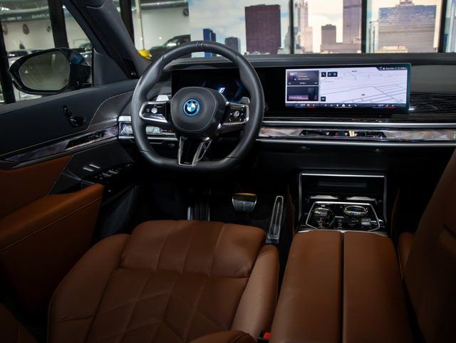 2025 BMW 7 Series 750e - Photo 17