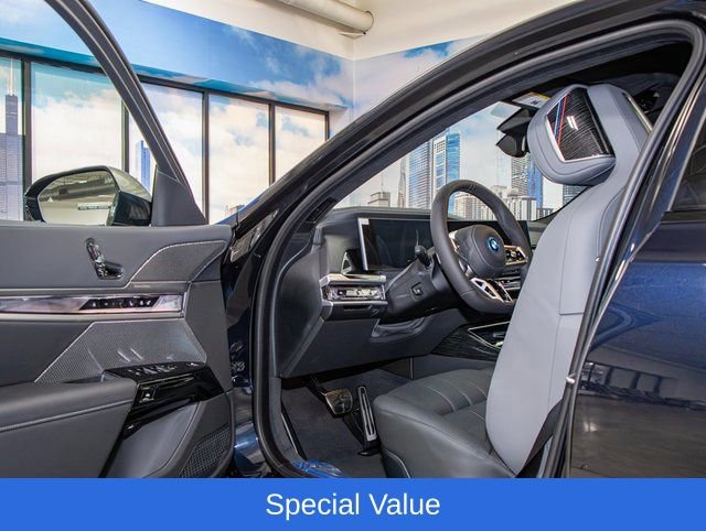 2025 BMW 7 Series 750e - Photo 13