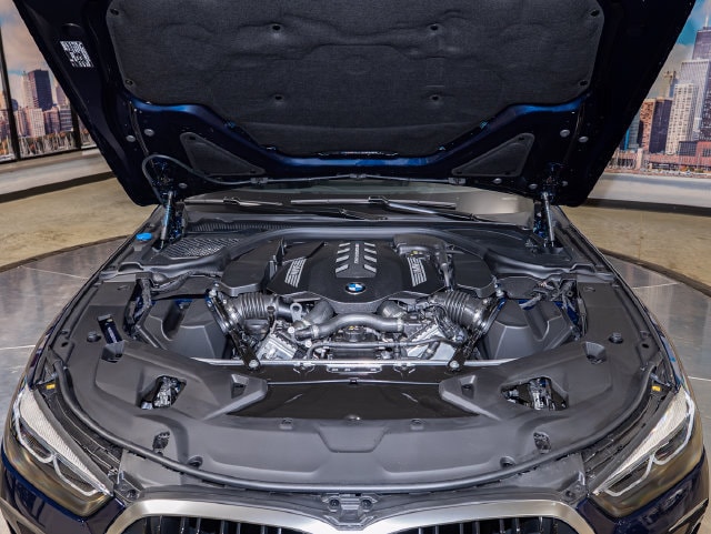 2026 BMW 8 Series M850i - Photo 5