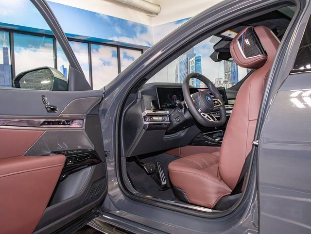 2026 BMW 7 Series 750e - Photo 13