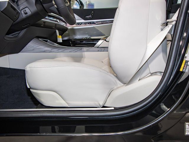 2025 BMW 7 Series 750e - Photo 16