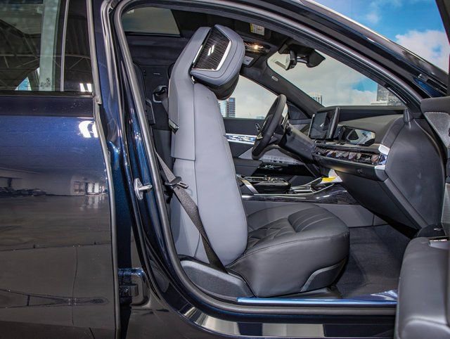 2025 BMW 7 Series 750e - Photo 22