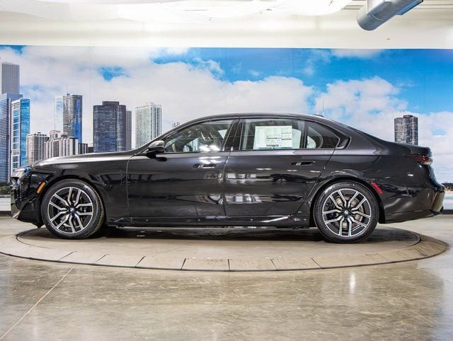 2025 BMW 7 Series 750e - Photo 6