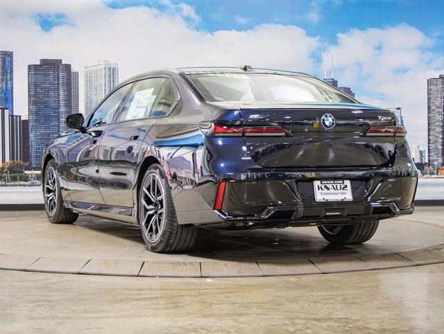 2025 BMW 7 Series 750e - Photo 9