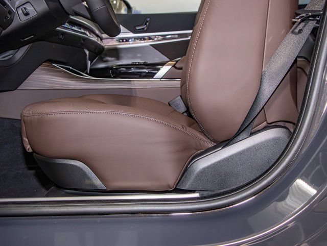 2026 BMW 7 Series 750e - Photo 15
