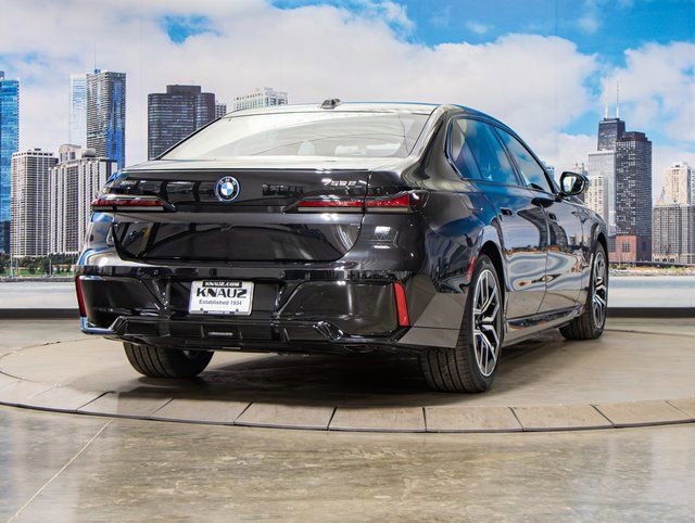 2025 BMW 7 Series 750e - Photo 8