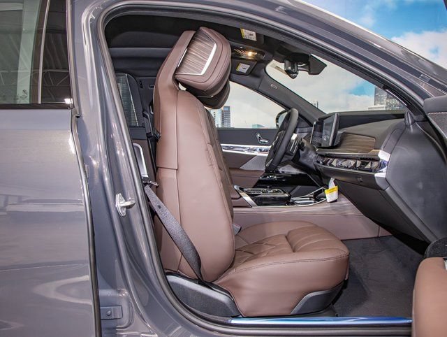 2026 BMW 7 Series 750e - Photo 21
