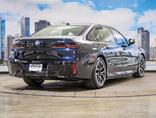 2025 BMW 7 Series 750e - Photo 8