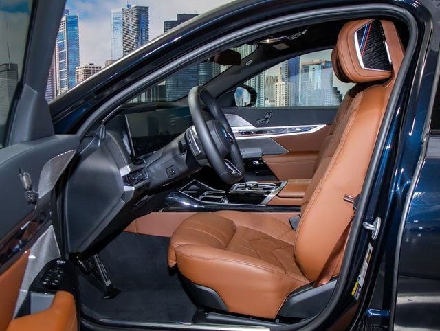 2025 BMW 7 Series 750e - Photo 21