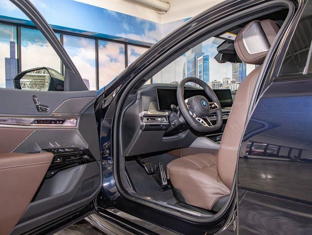2026 BMW 7 Series 750e - Photo 13