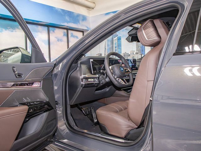 2026 BMW 7 Series 750e - Photo 13