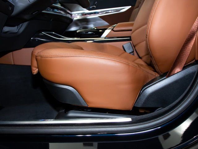 2025 BMW 7 Series 750e - Photo 16