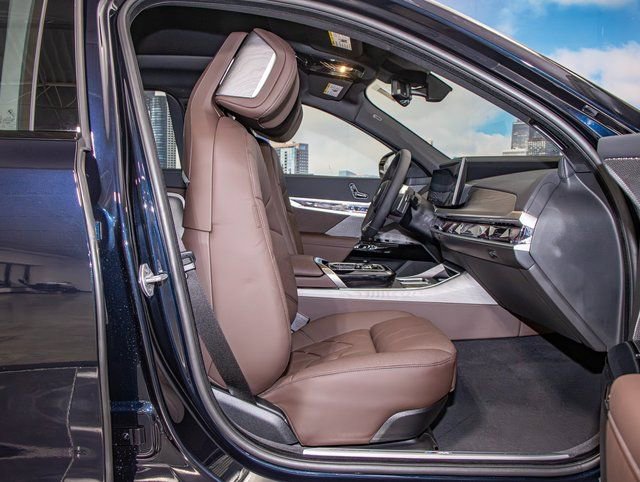 2026 BMW 7 Series 750e - Photo 21