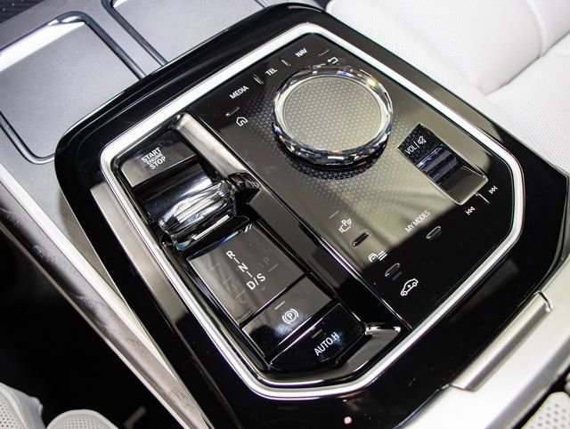 2025 BMW 7 Series 750e - Photo 20