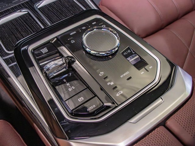 2026 BMW 7 Series 750e - Photo 19
