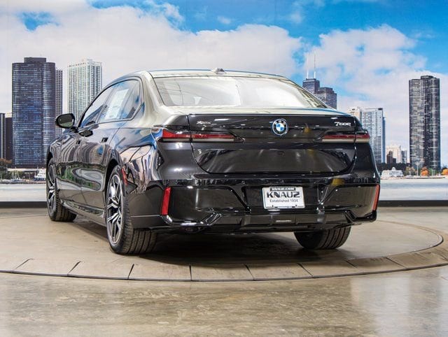 2025 BMW 7 Series 750e - Photo 9