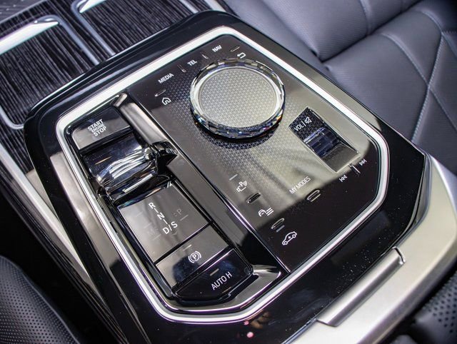 2025 BMW 7 Series 750e - Photo 20