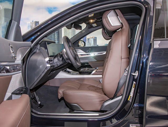2026 BMW 7 Series 750e - Photo 20
