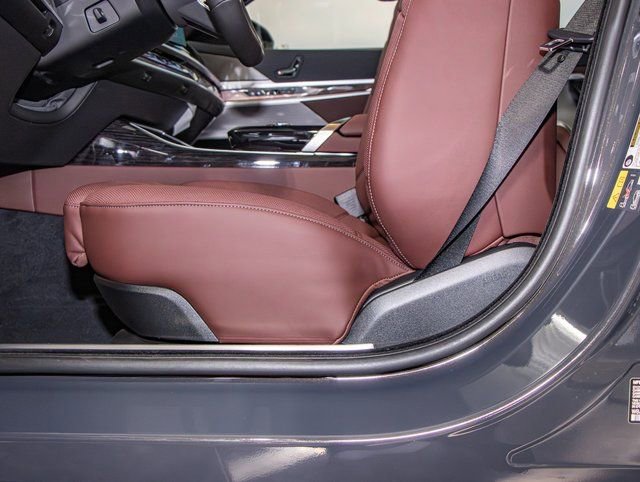 2026 BMW 7 Series 750e - Photo 15