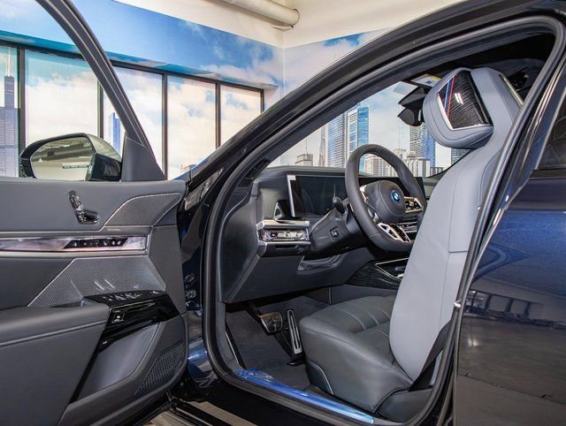 2025 BMW 7 Series 750e - Photo 13