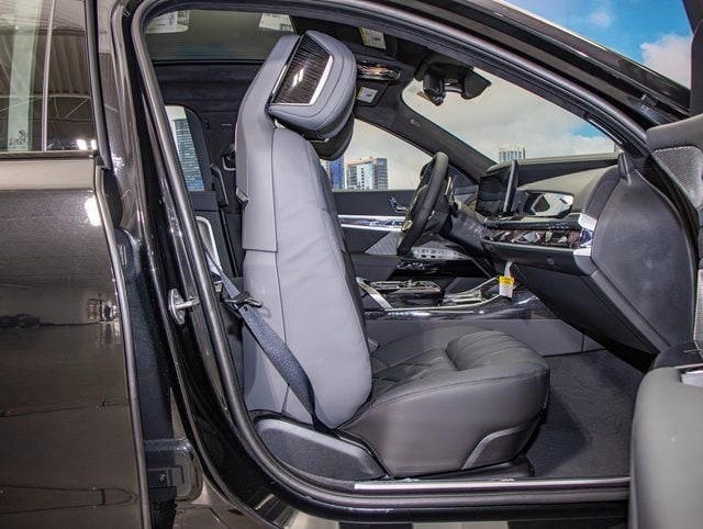 2025 BMW 7 Series 750e - Photo 22