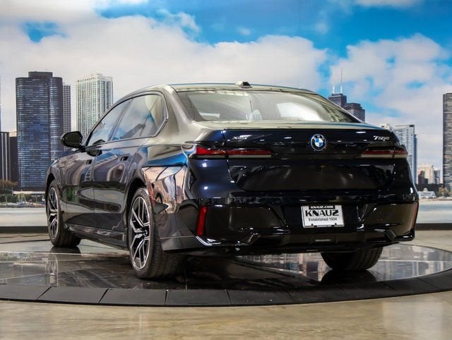 2025 BMW 7 Series 750e - Photo 9