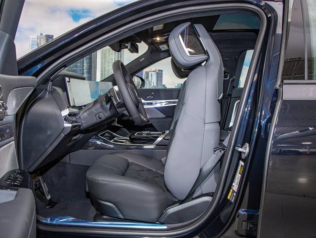 2025 BMW 7 Series 750e - Photo 21