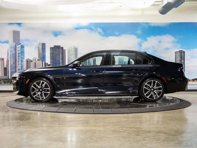 2025 BMW 7 Series 750e - Photo 6