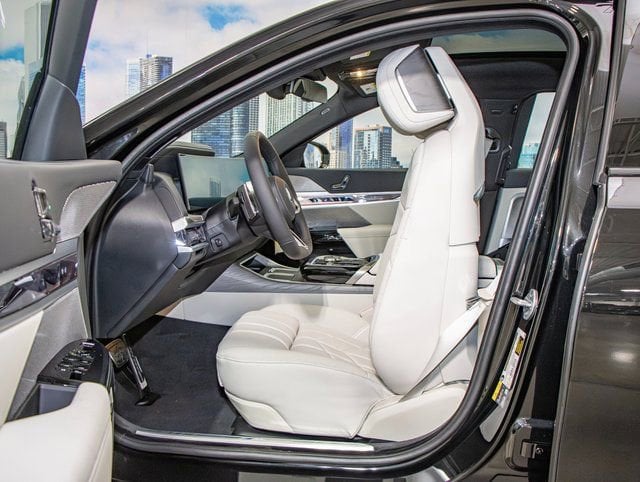 2025 BMW 7 Series 750e - Photo 21