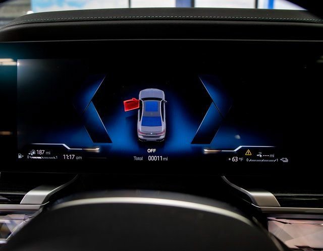 2026 BMW 7 Series 750e - Photo 17